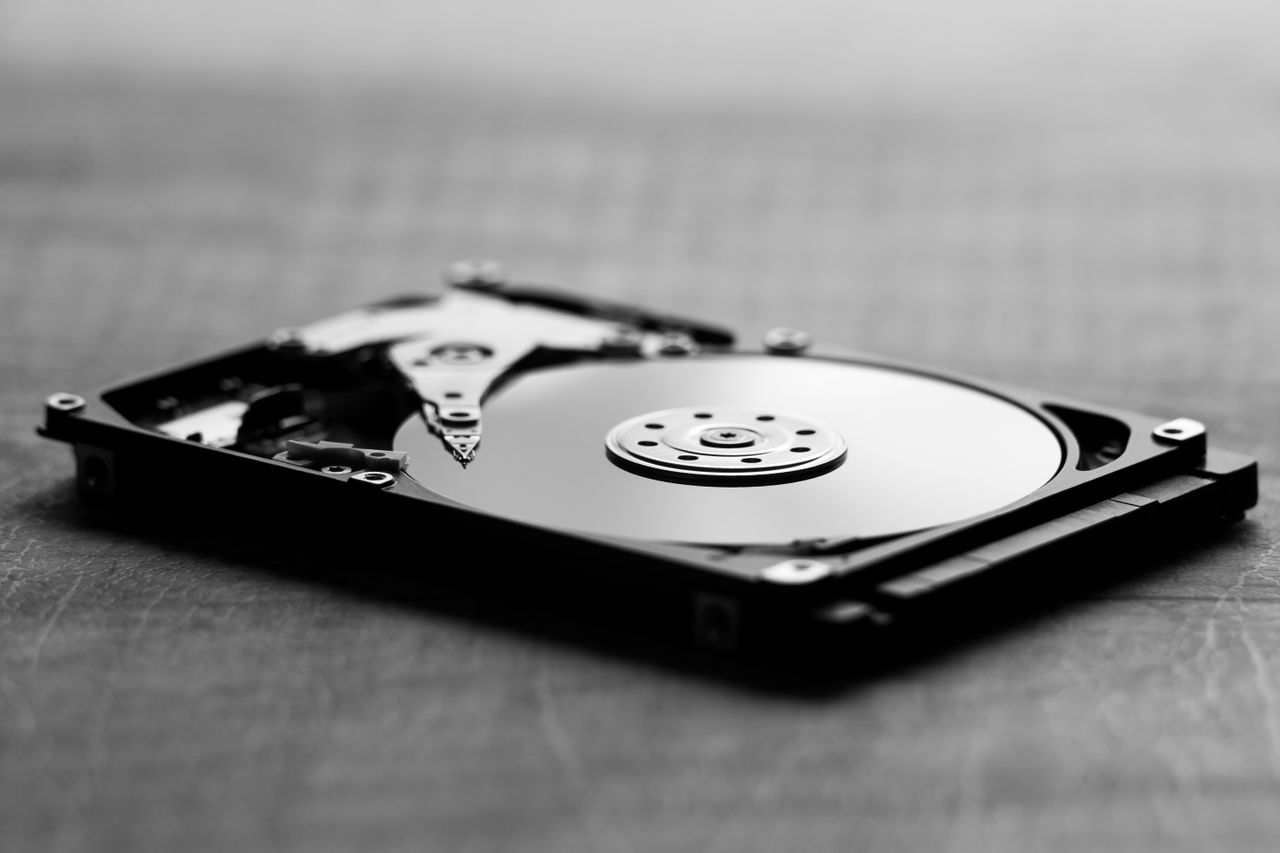 Dyski HDD i SSD zainstalowane w serwerze NAS