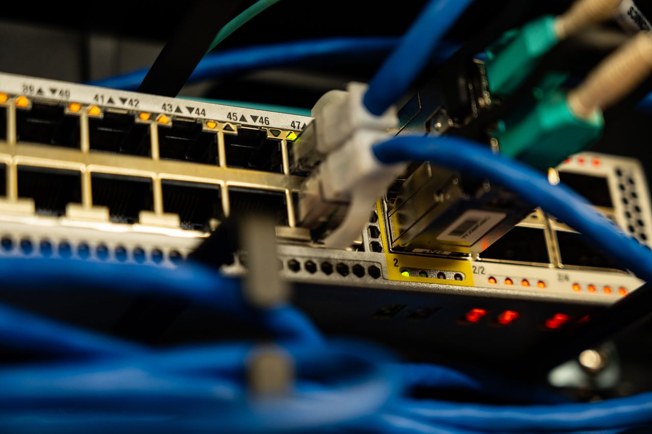 Router Wi-Fi 6E z obsługą pasma 6 GHz w warunkach domowych