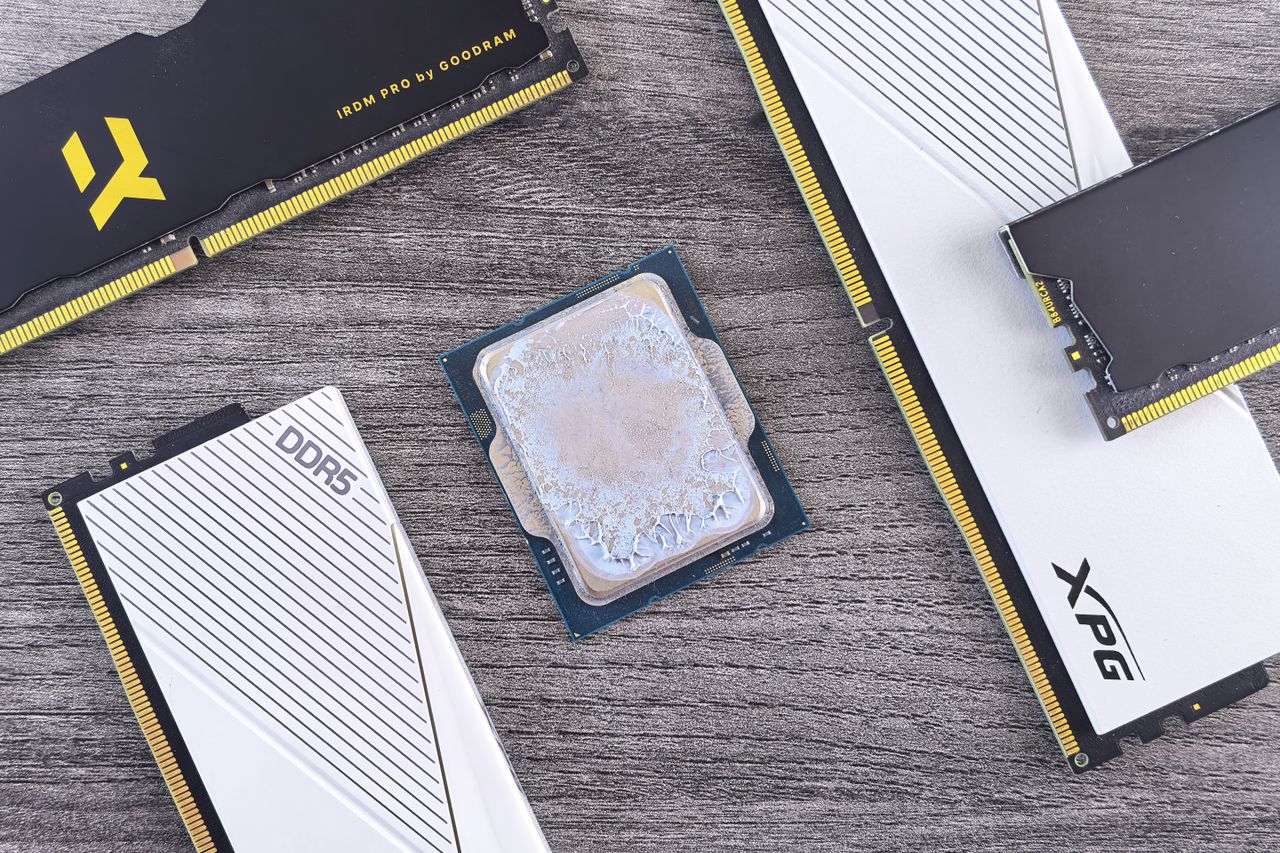 Porównanie modułów pamięci RAM DDR4 i DDR5 do komputera